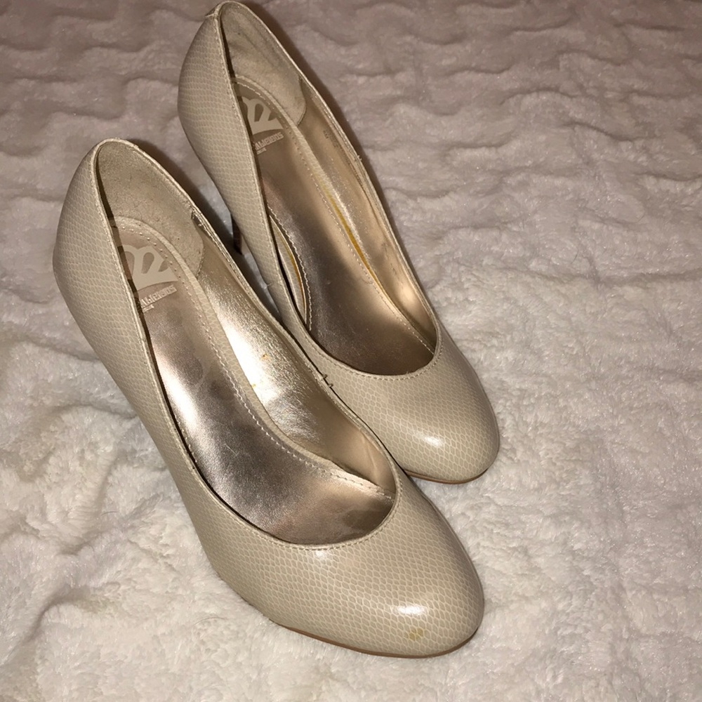 Nude pumps!